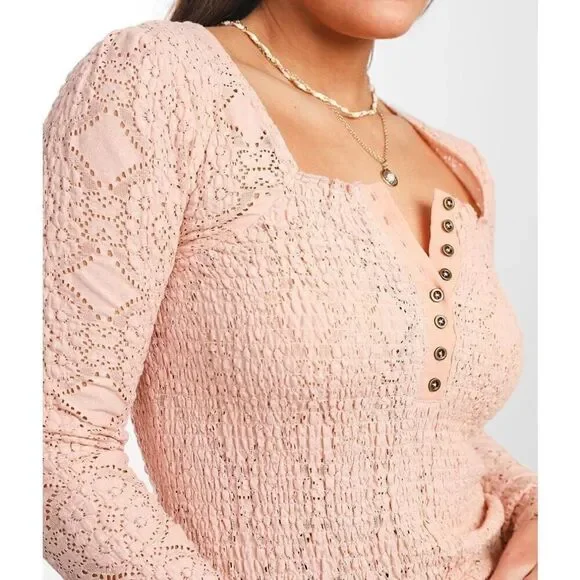 Gimmicks by BKE Light Peach Eyelet Smocked Stretch Henley Large‎ - Picture 10 of 11